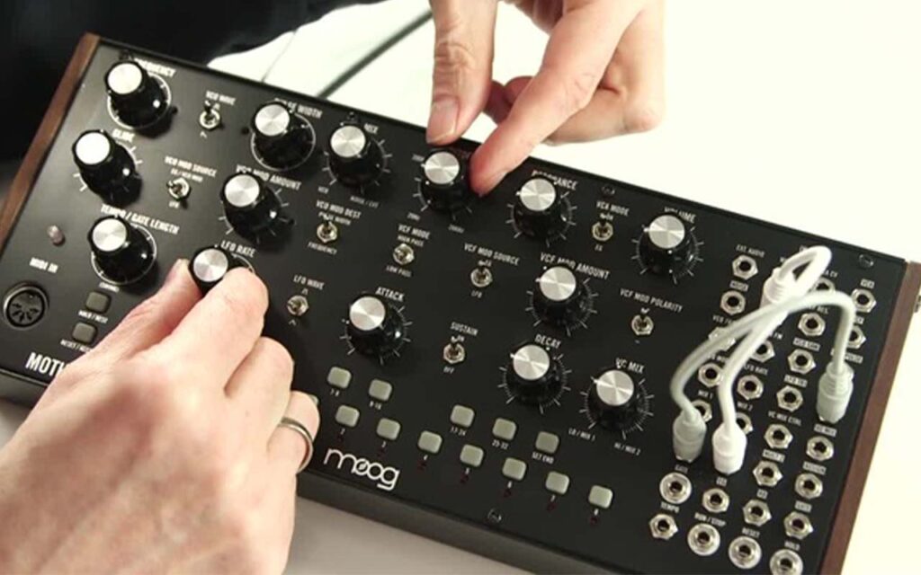 moog mother 32 synth