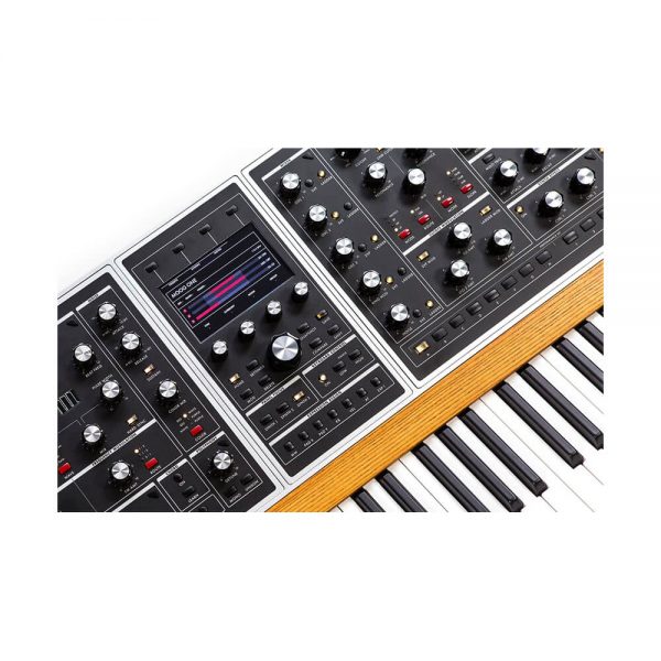 moog one analog synthesizer 8 voice